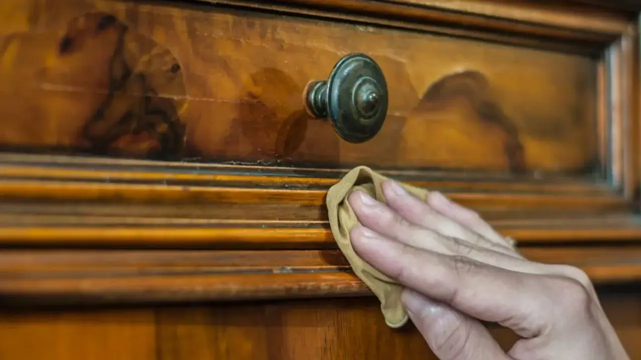 Restauraci&oacute;n de mueble antiguo: antes y despu&eacute;s de aplicar bet&uacute;n de Judea para darle vida a la madera.