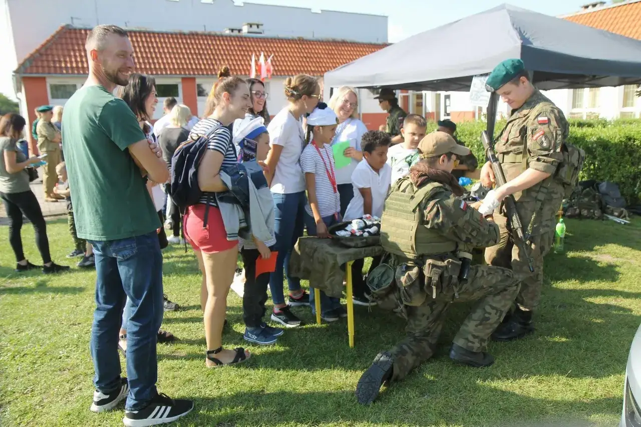 osoba w mundurze i w ubraniu cywilnym, zmiana statusu
