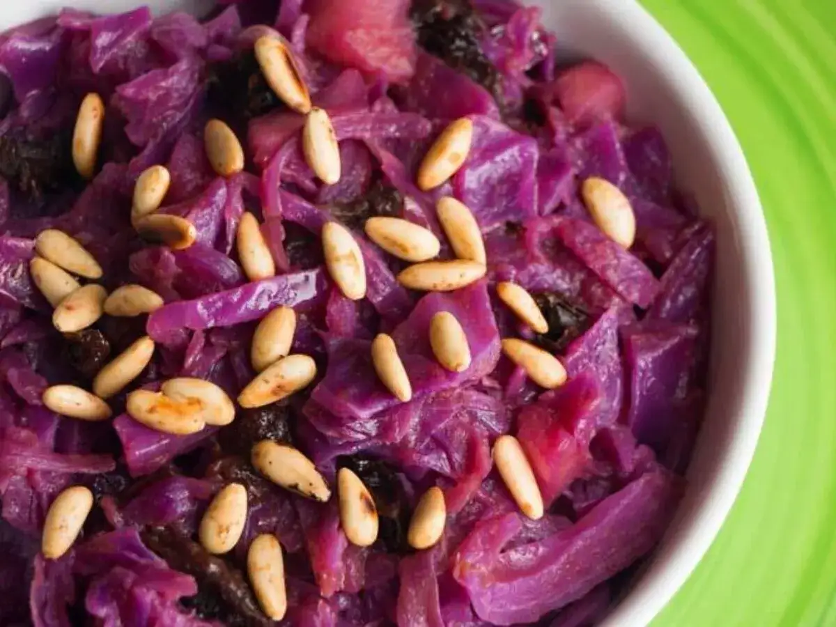 Lombarda rehogada con piñones y pasas, un plato delicioso y saludable. ¡Perfecto para tus recetas de lombarda rehogada!