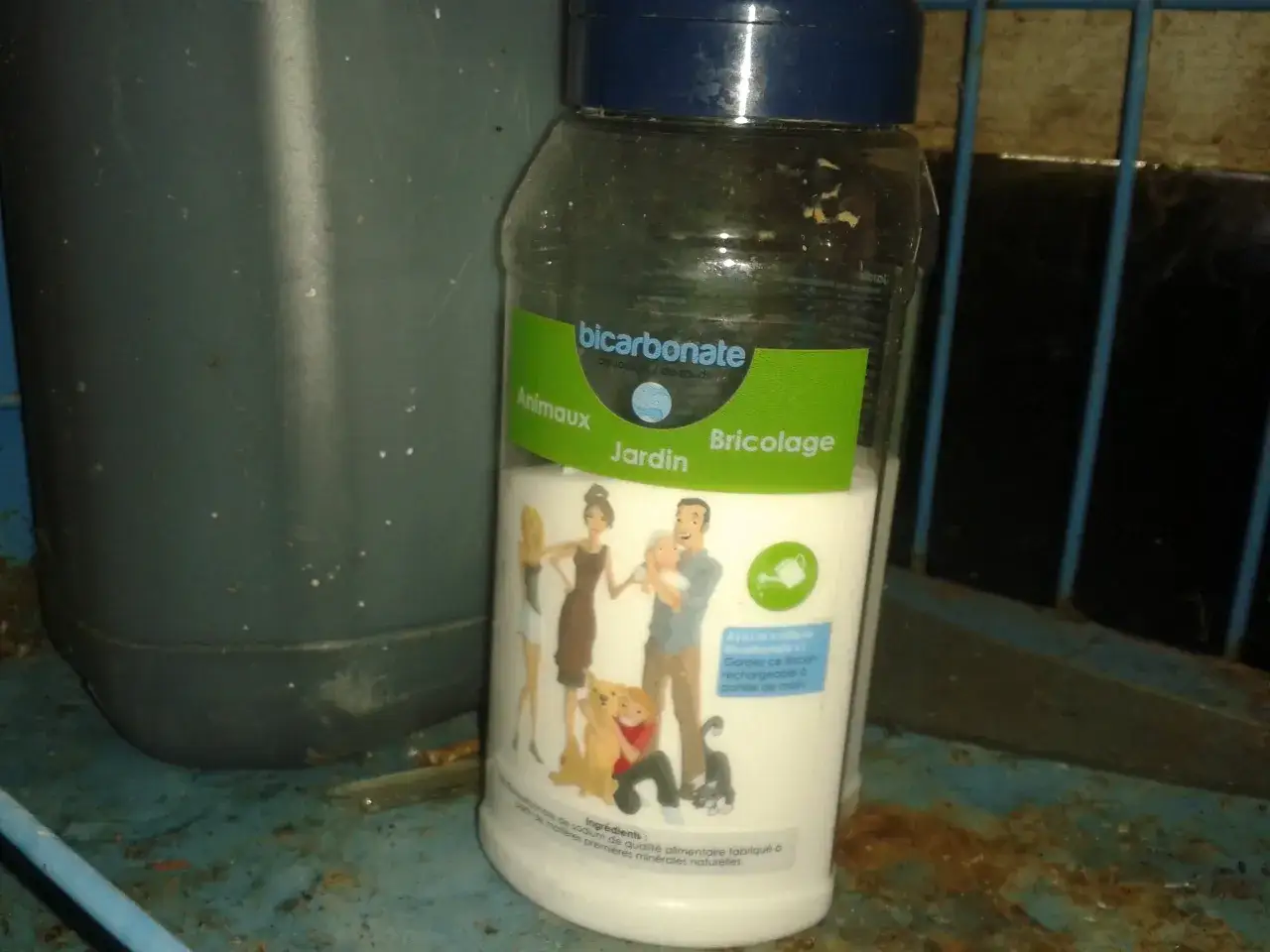 Bouteille de bicarbonate de sodium, id&eacute;ale pour le jardin, les animaux ou le bricolage. Un produit naturel, sans insecticide.