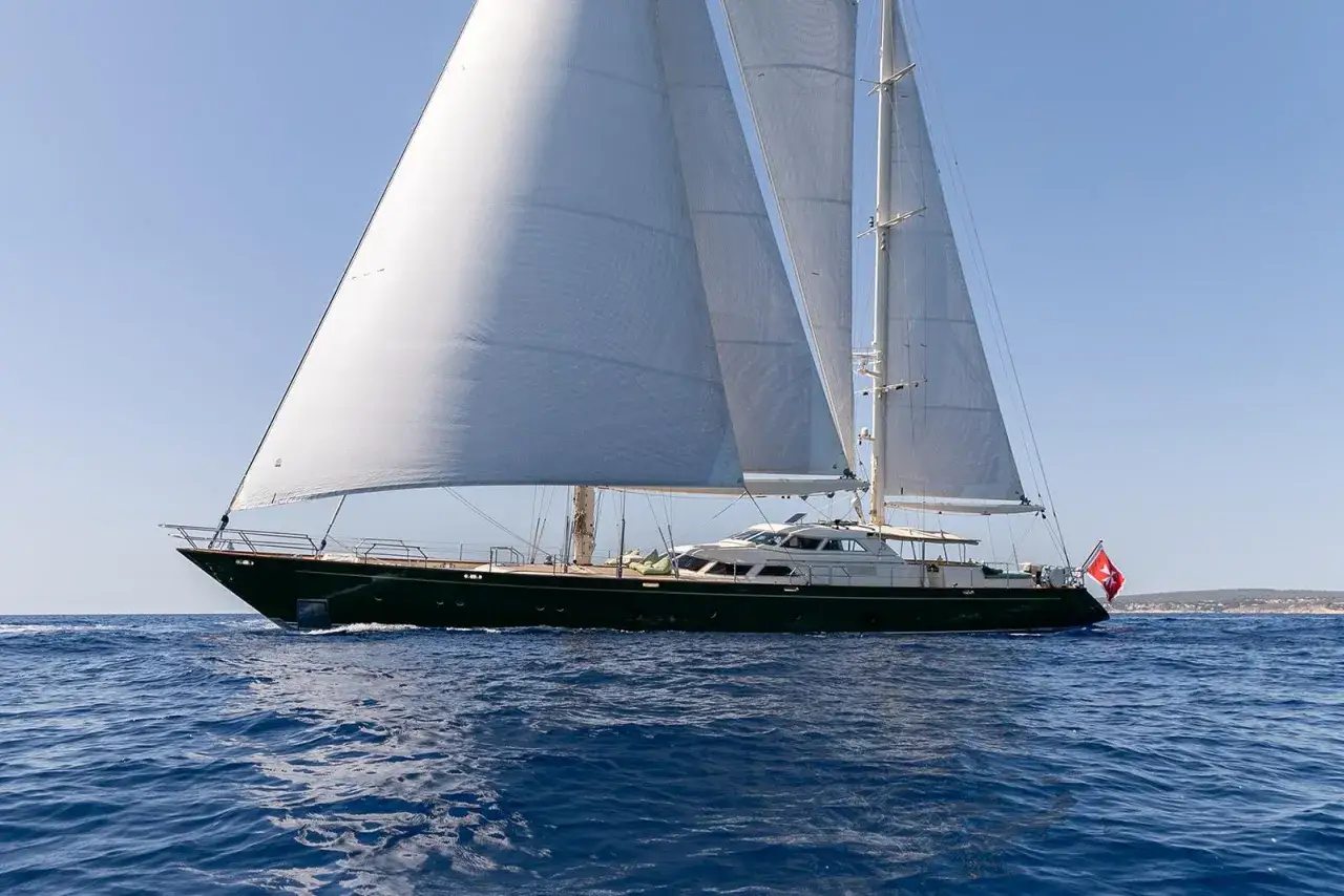 Vela da sogno dei cantieri Perini, un capolavoro di ingegneria navale che solca le acque blu con vele spiegate.