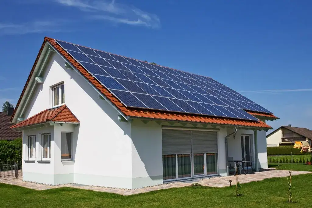 Przykładowa instalacja fotowoltaiczna na dachu domu jednorodzinnego