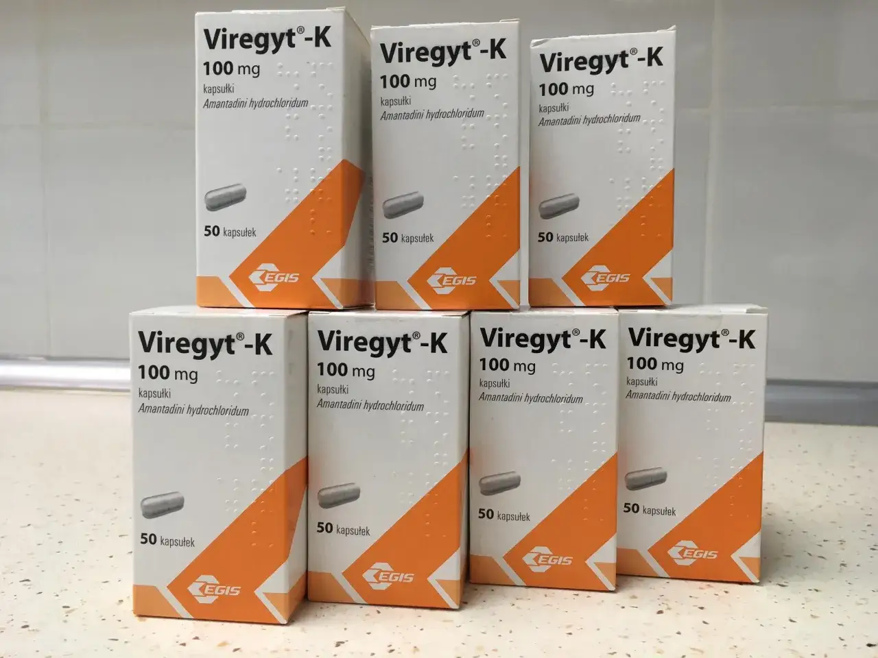 Siedem opakowań leku Viregyt-K 100 mg, zawierających 50 kapsułek amantadyny. Lek ten, podobnie jak Madopar, stosowany jest w leczeniu choroby Parkinsona.
