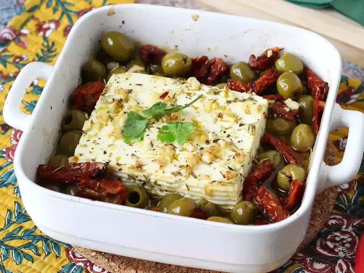 Ugnsbakad feta med oliver och soltorkade tomater, ett perfekt snabb lunch recept.