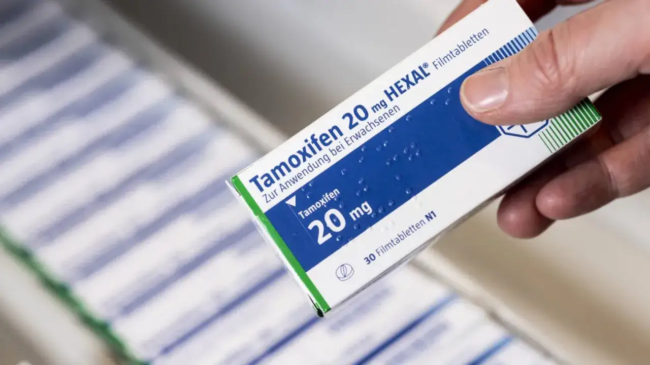 Hand hält Packung Tamoxifen 20 mg. Nach der Behandlung ist das Tamoxifen absetzen wichtig.
