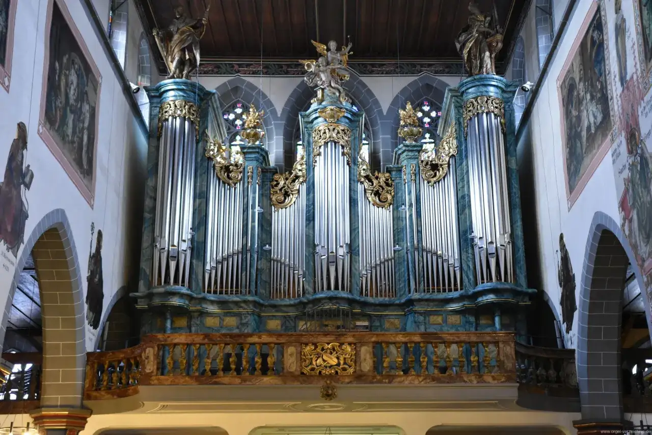 Prachtvolle Orgel in der Stephanskirche Konstanz, mit goldenen Verzierungen und Engelsfiguren.