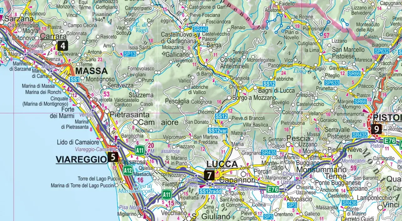 Mapa drogowa Toskanii z zaznaczonymi miastami jak Lucca, Pistoia, Massa i Viareggio. Widać autostrady i drogi lokalne, idealne do planowania podróży na toskańskie lotnisko.