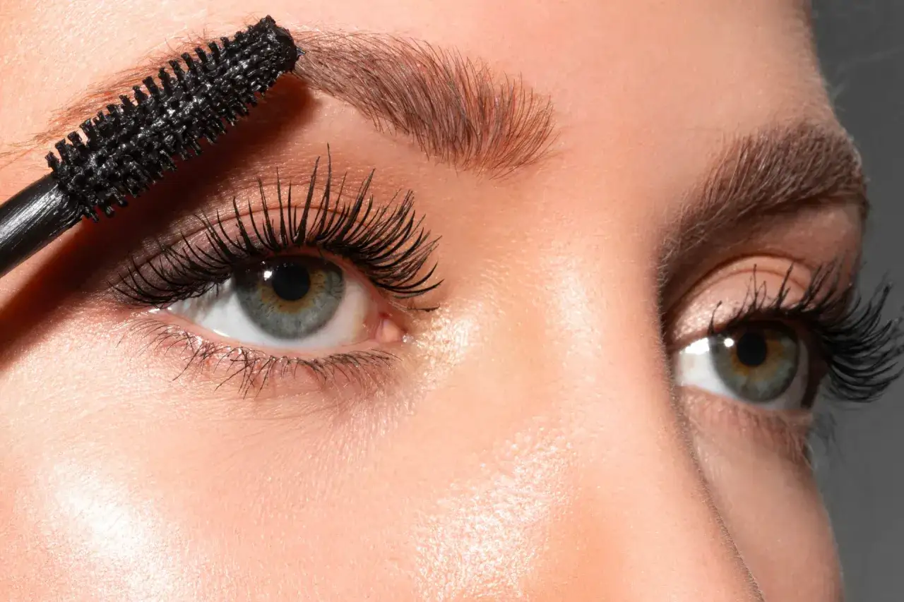 Un mascara noir est appliqu&eacute; sur des cils longs et courb&eacute;s, parfaits pour un rehaussement de cils.