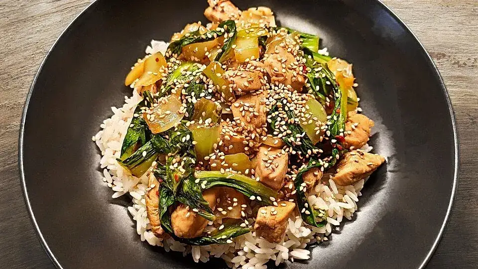 Pak Choi Hauptgericht in einer Wok-Pfanne mit Hähnchen