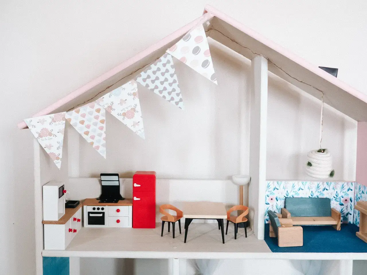 Urocze meble dla lalek diy: kuchnia z lodówką, jadalnia i salon z kanapą.