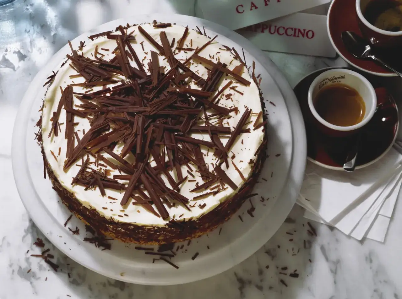 Gâteau au chocolat et mascarpone, garni de copeaux de chocolat noir. Parfait pour accompagner un café.