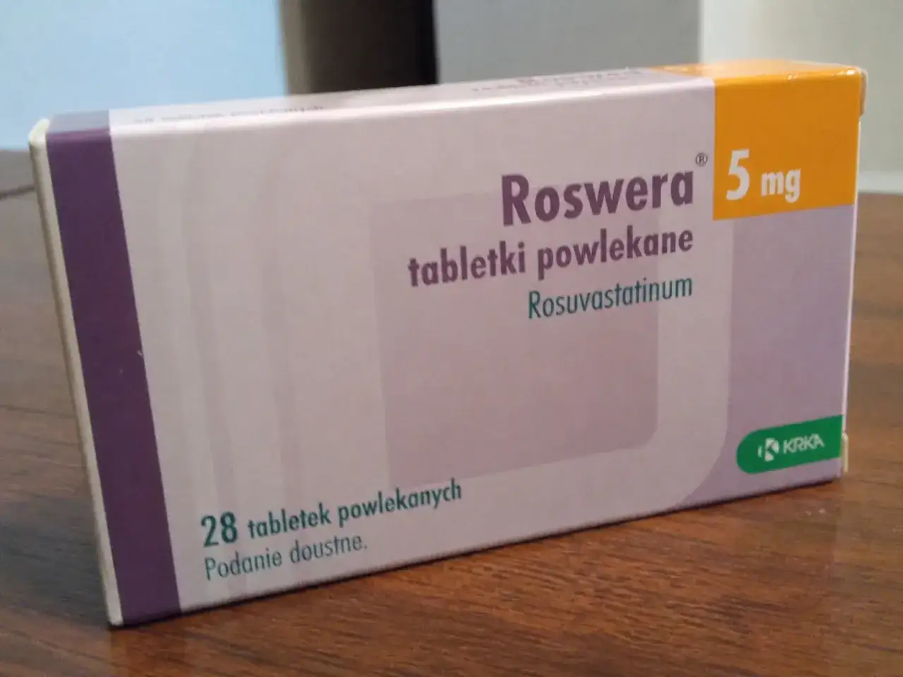 Opakowanie leku Roswera 5 mg, zawierające 28 tabletek powlekanych z rosuwastatyną.