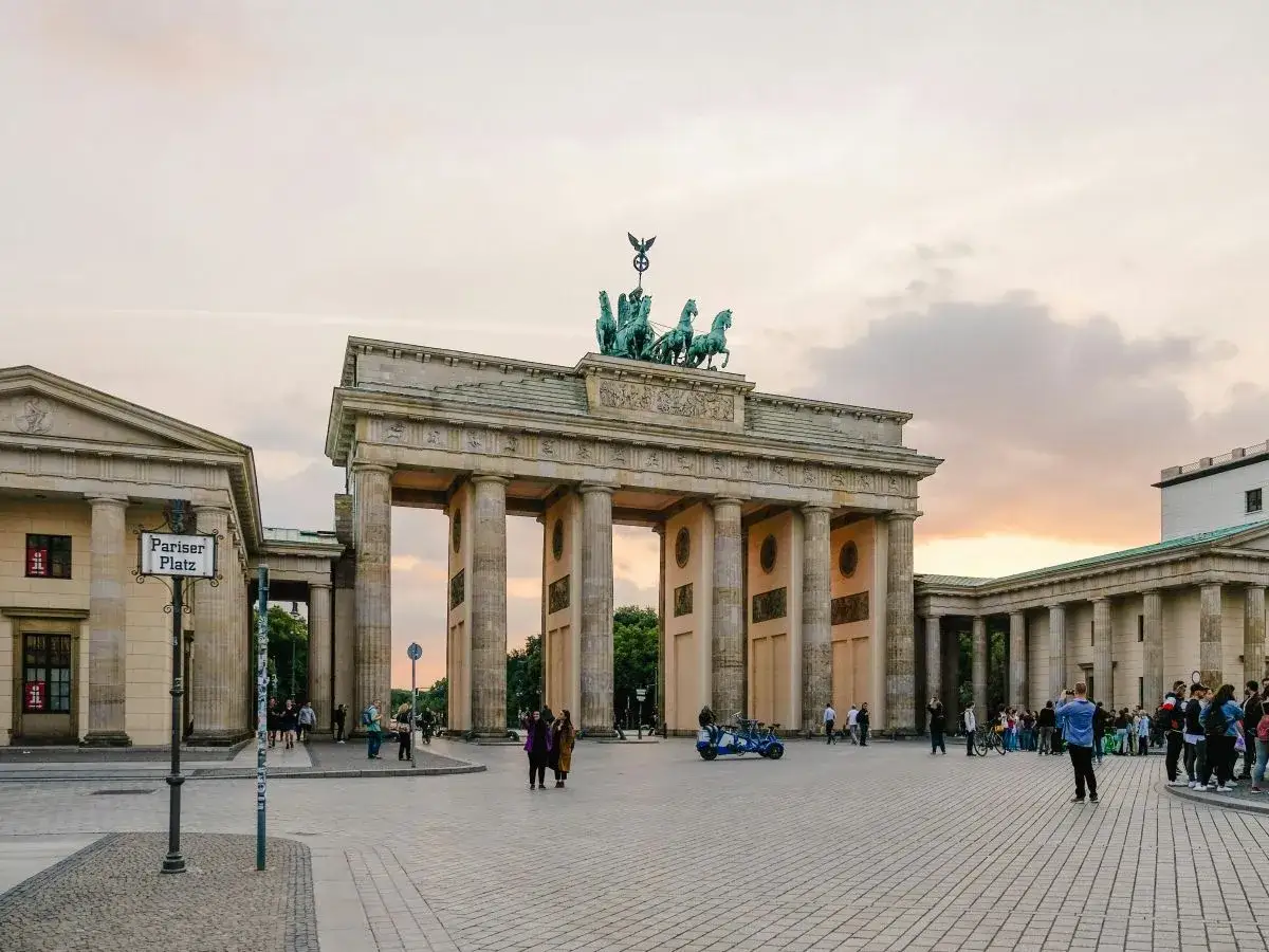 Brama Brandenburska w Berlinie, symbol jednego z najciekawszych miast w Niemczech, o zachodzie słońca.