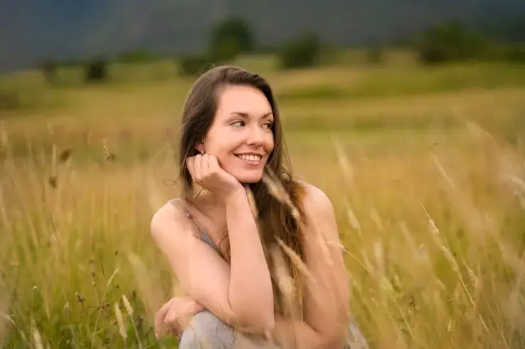 Uśmiechnięta, naturalna kobieta
