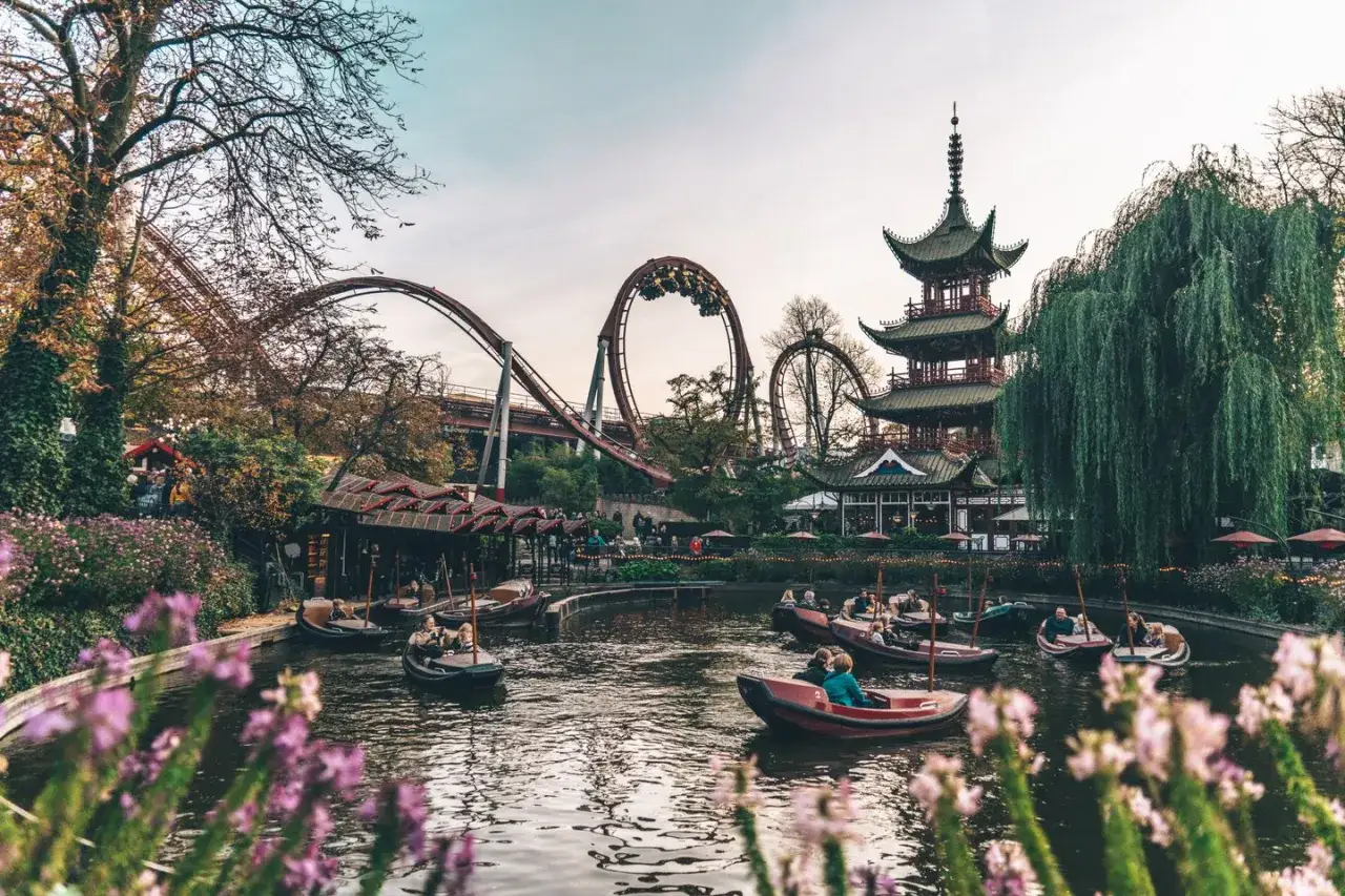 Boote auf einem Teich im Tivoli, Kopenhagen. Wie viele Tage braucht man für diesen Freizeitpark?
