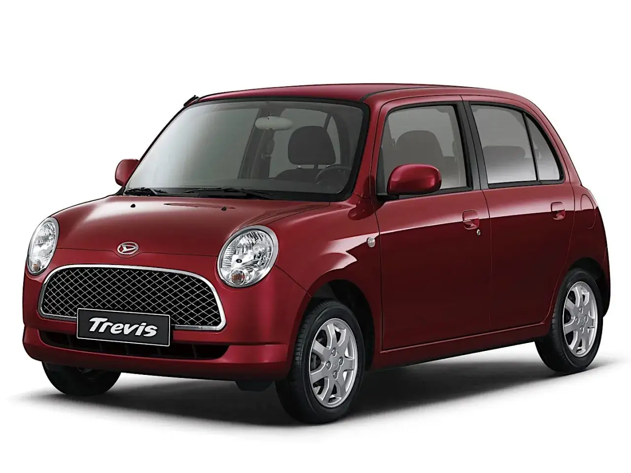 Czerwony Daihatsu Trevis z chromowaną atrapą chłodnicy i okrągłymi reflektorami. Stylowy miejski samochód.