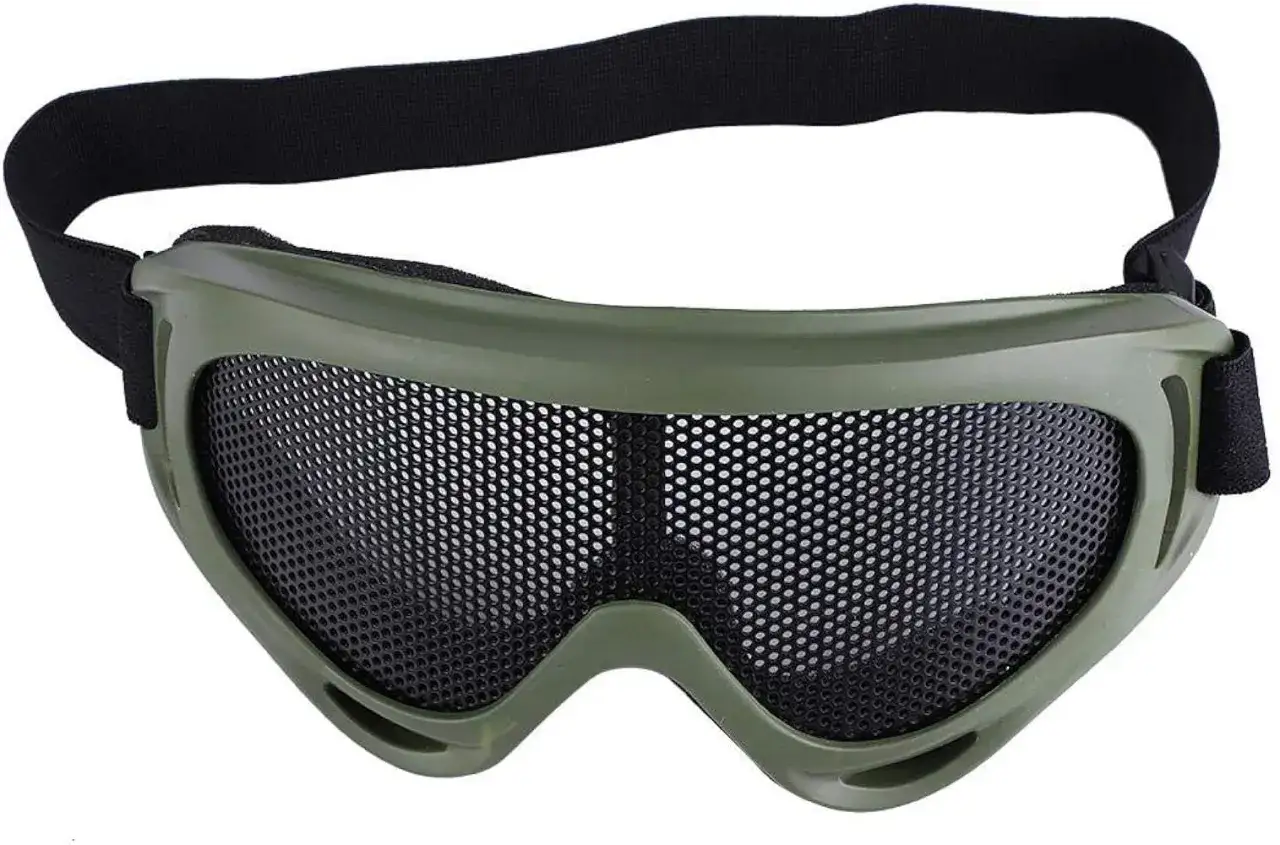 Gafas de airsoft verdes con correa negra, listas para la acci&oacute;n.