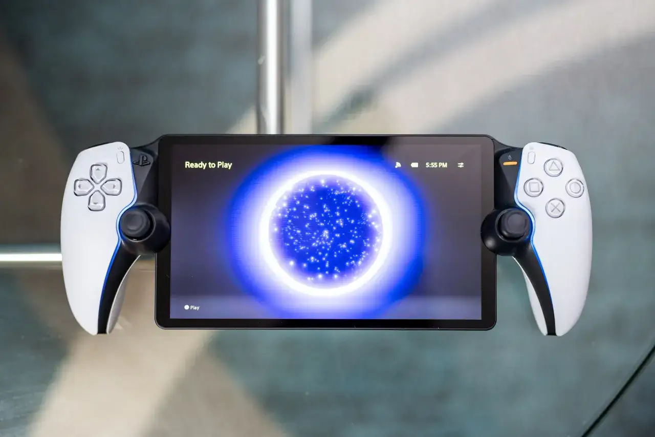 Nowa konsola PlayStation Vita 2 gotowa do gry, z ekranem wyświetlającym kosmiczną mgławicę.