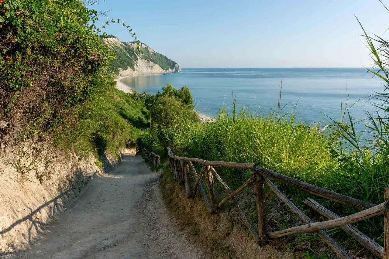 Sentiero sabbioso verso la spiaggia di Mezzavalle, con vista sul mare e scogliere. Le recensioni per questa spiaggia sono ottime!