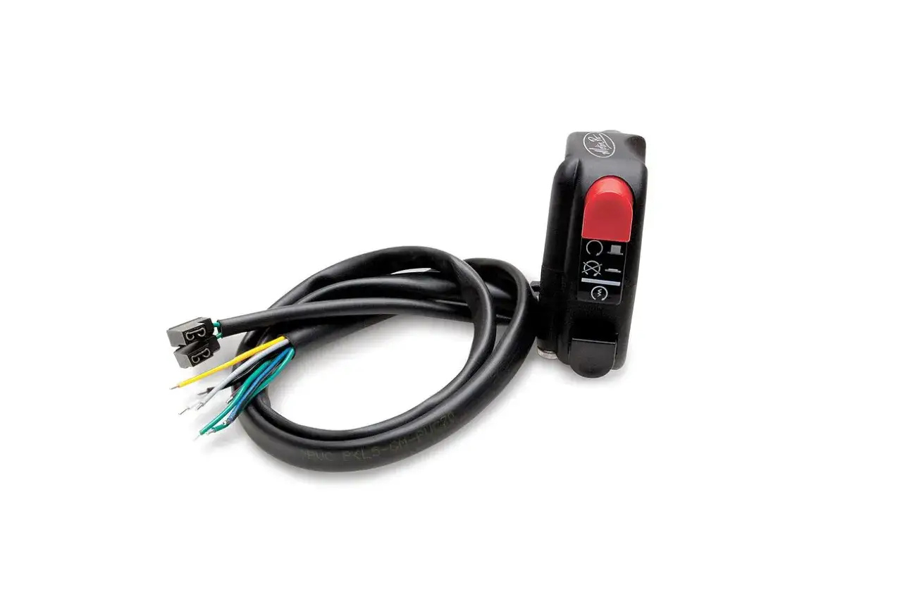 Manillar de moto con interruptores y cableado, esencial para saber como arrancar una moto.