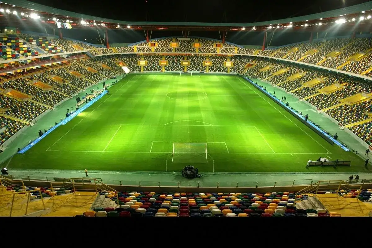 Piłkarskie emocje na stadionie. Wkrótce mecz Słowacja – Portugalia, a trybuny wypełniają się kibicami.