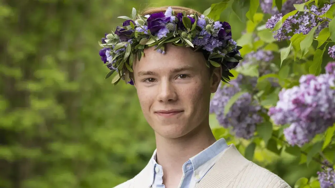 Edvin Ryding med blomsterkrans, en bild som påminner om hans roller i filmer och tv-program.