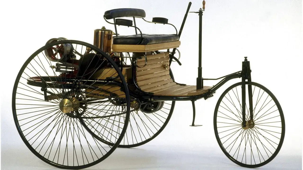 Benz Patent-Motorwagen, pierwszy samochód na świecie, z charakterystycznymi dużymi kołami i silnikiem z tyłu.