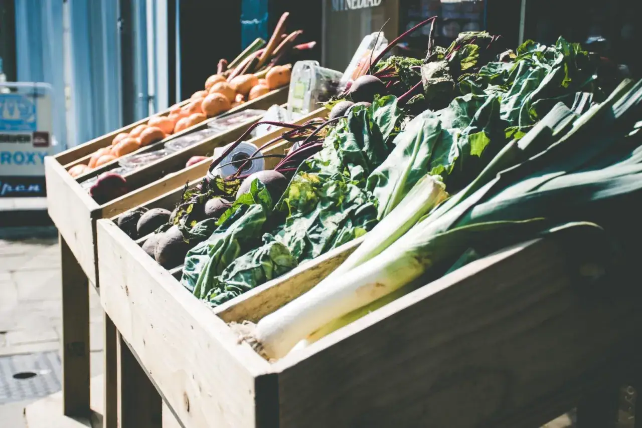 osoba kupująca warzywa na targu zero waste