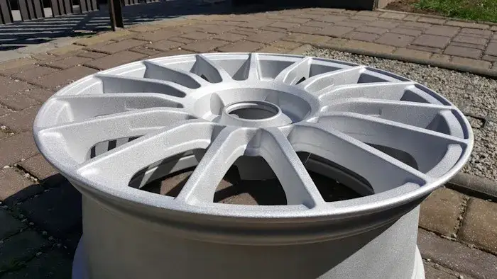 Felga aluminiowa po piaskowaniu, z matowym, srebrnym wykończeniem. Wygląda jak nowa, gotowa na nowy sezon.