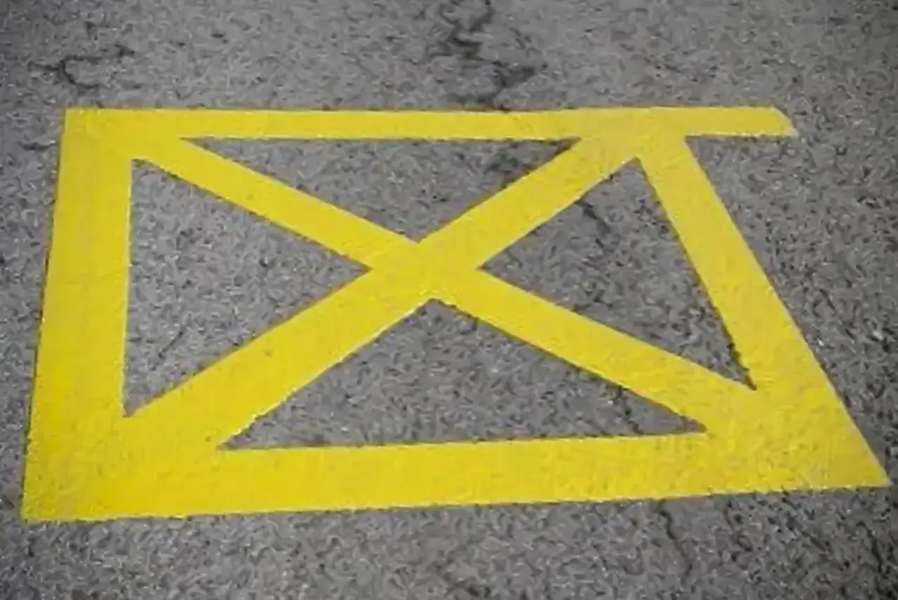 Marcas viales amarillas significado: esta señal en el asfalto indica una zona de prohibido estacionar.