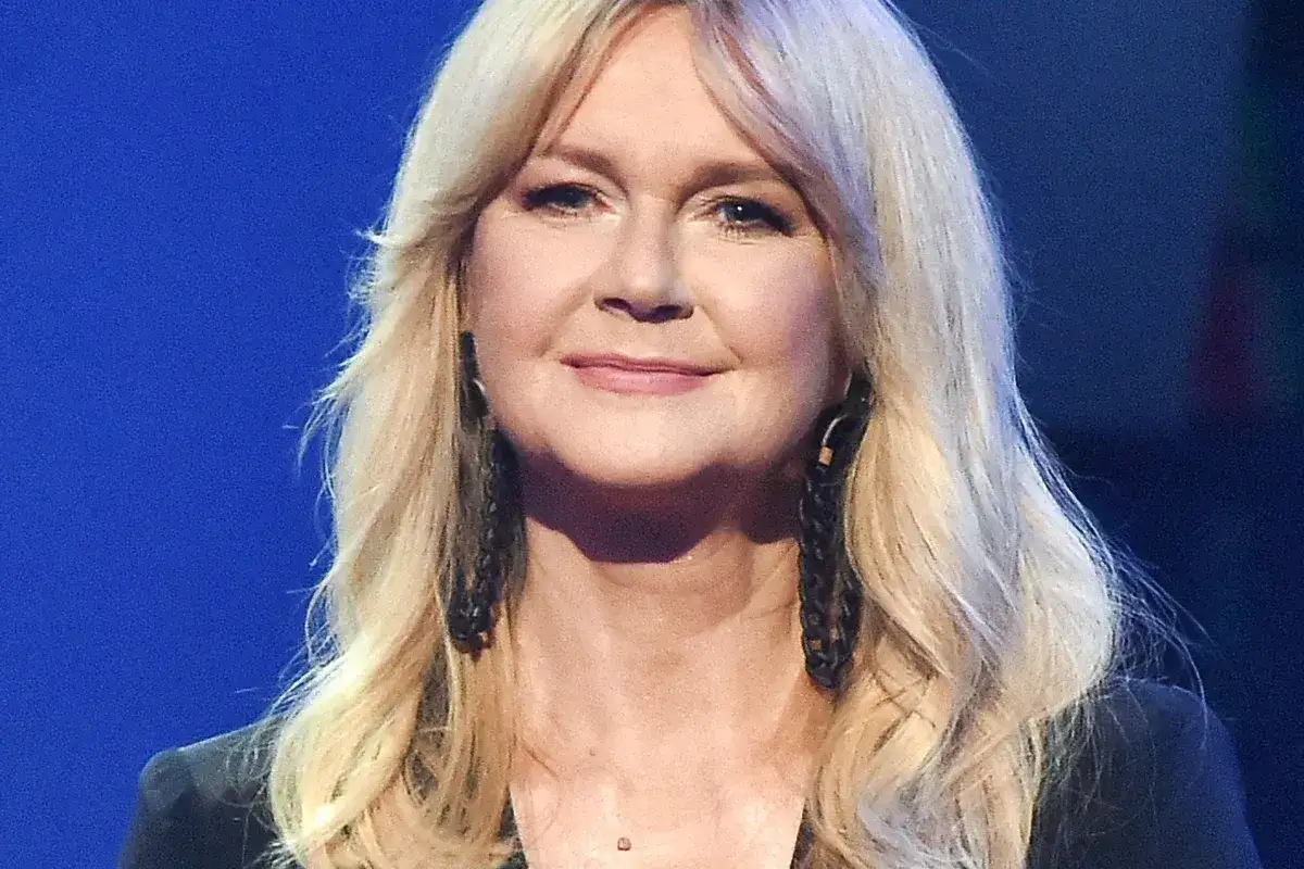 Uśmiechnięta Grażyna Torbicka z blond włosami i długimi kolczykami. Jej wzrost i waga to temat dyskusji fanów.