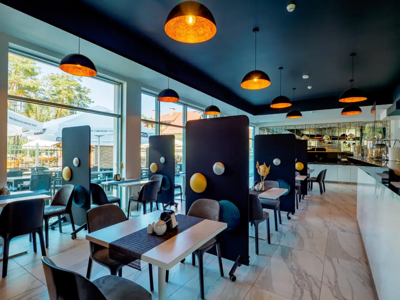 Nowoczesna restauracja w Krynicy Morskiej, idealne miejsce na pyszne jedzenie i relaks.