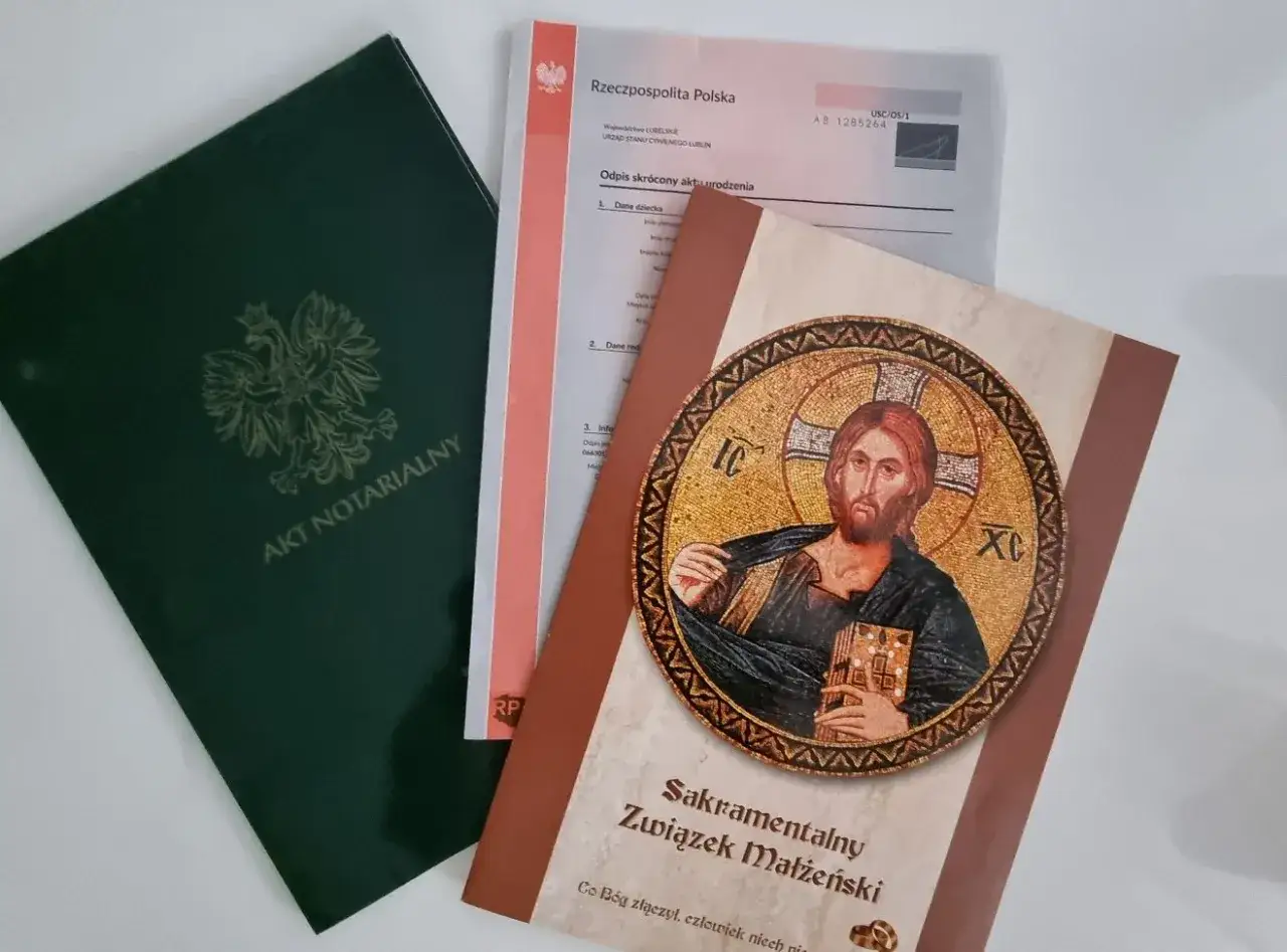 Akt notarialny, odpis aktu urodzenia i książka o sakramentalnym związku małżeńskim. Dokumenty te mogą być potrzebne przy formalnościach związanych z separacją a rozwodem.