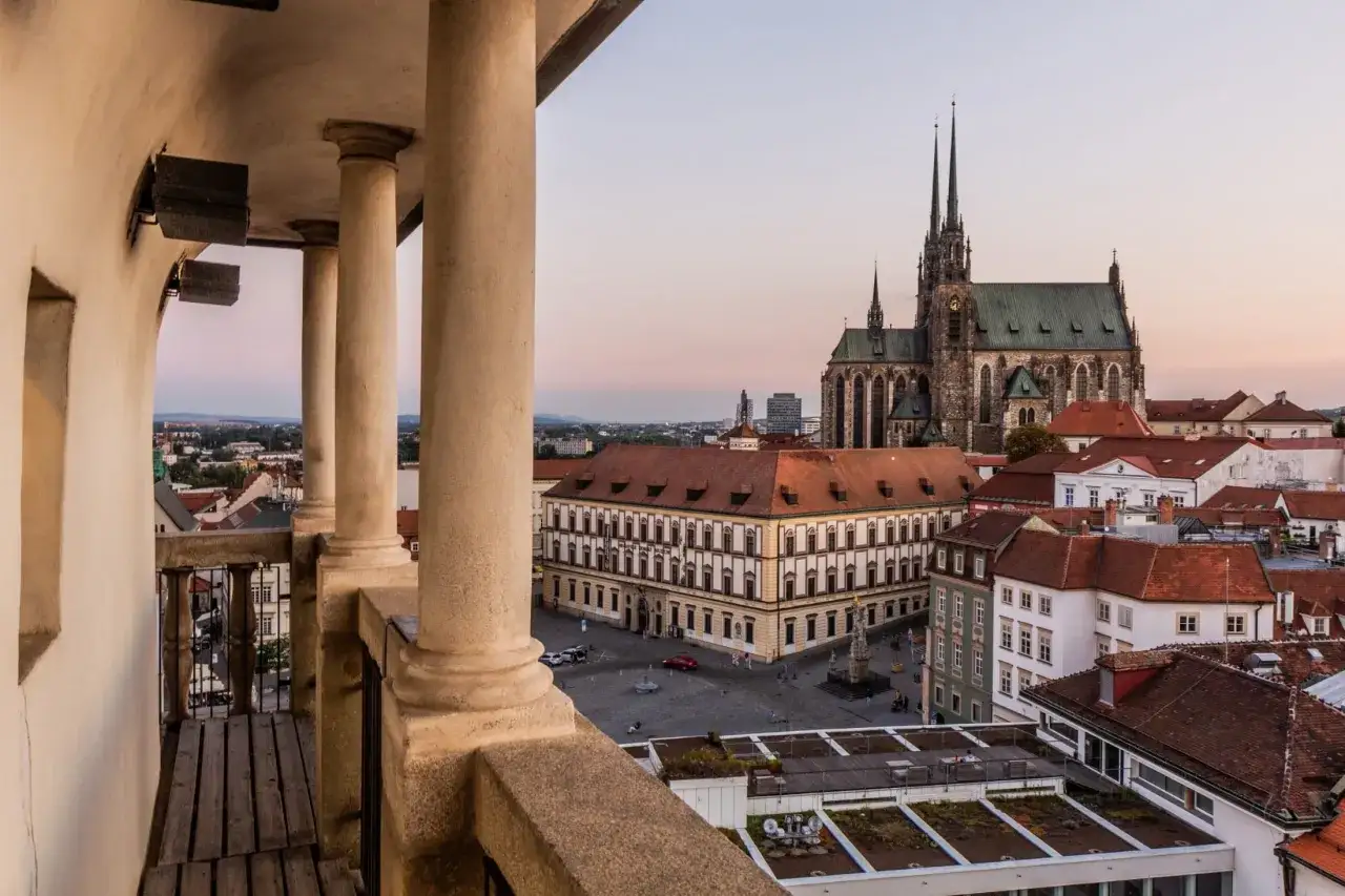 Widok na katedrę św. Piotra i Pawła oraz plac w Brnie. Warto zobaczyć to miasto!