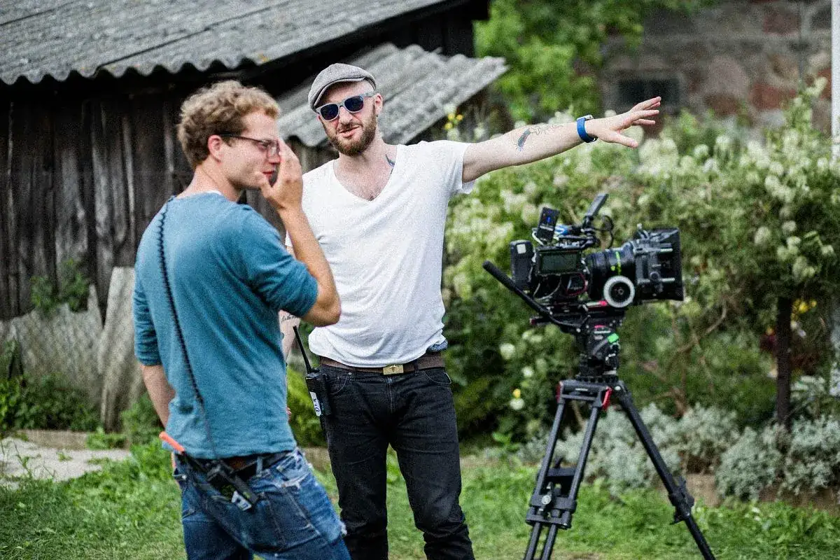 reżyser i operator filmowy pracujący razem na planie filmowym