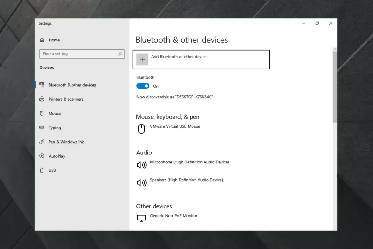 Ustawienia Bluetooth w Windows 10. Widok pokazuje, jak włączyć Bluetooth, gdy jest już aktywny.