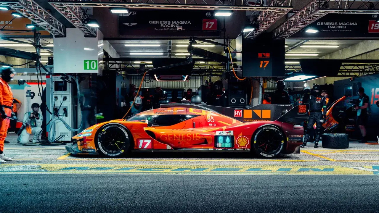 Der le mans hypercar Genesis Magma Racing mit der Startnummer 17 steht in der Boxengasse, bereit f&uuml;r das Rennen.