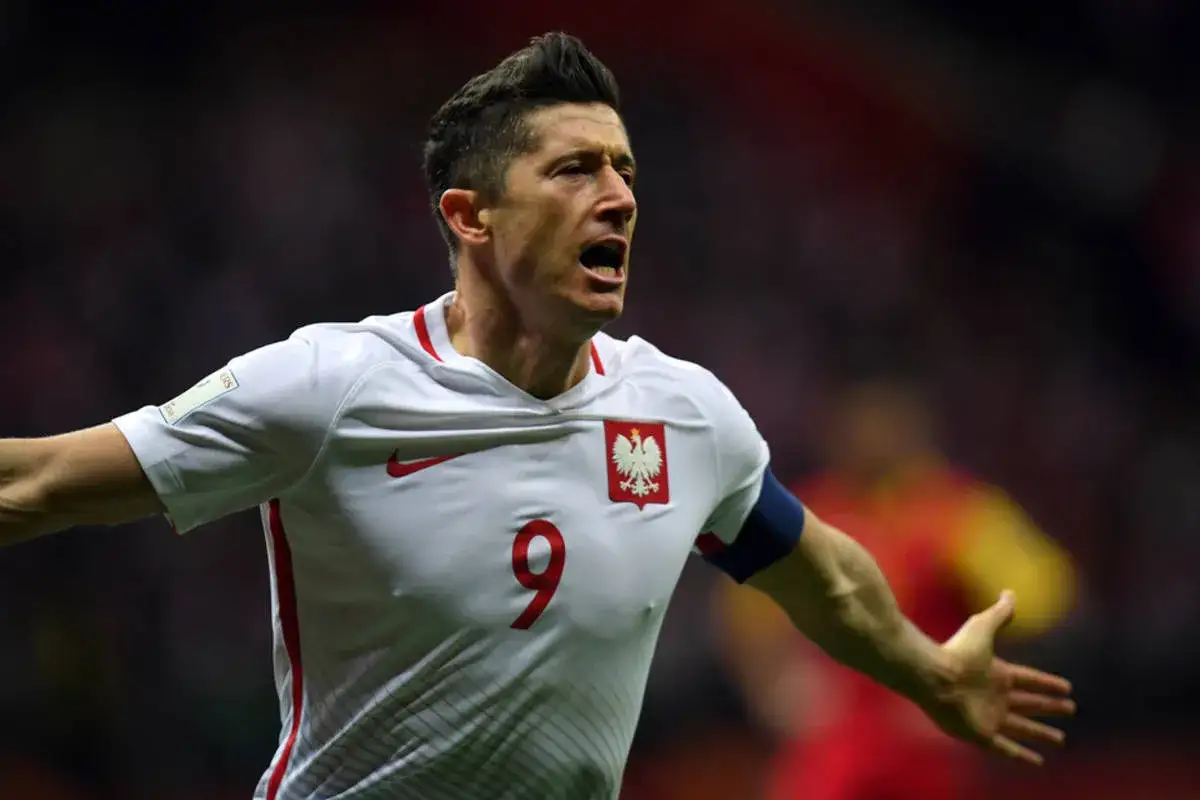 Robert Lewandowski, jeden z najlepsi strzelcy reprezentacji polski, świętuje bramkę.