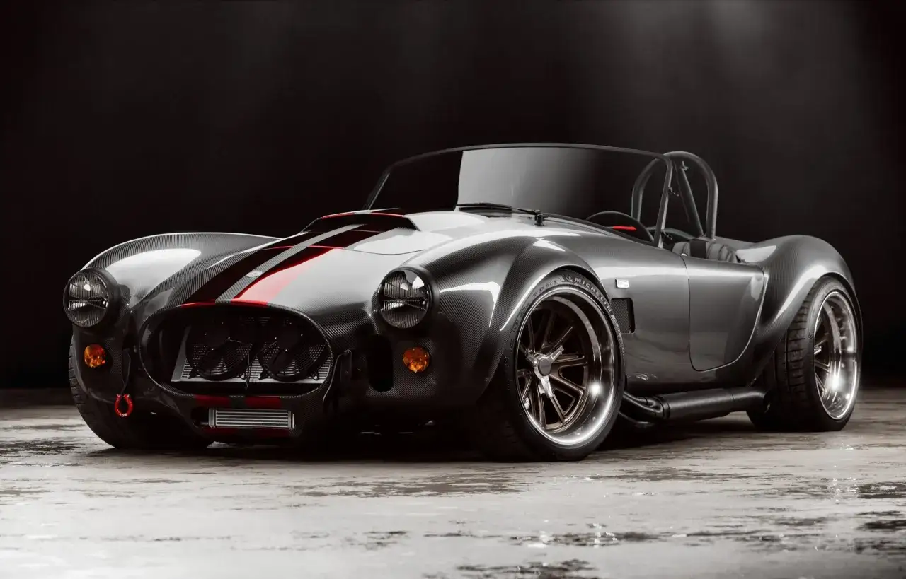 Szary Shelby Cobra z włókna węglowego z czerwonymi pasami na masce, stojący na mokrej nawierzchni.