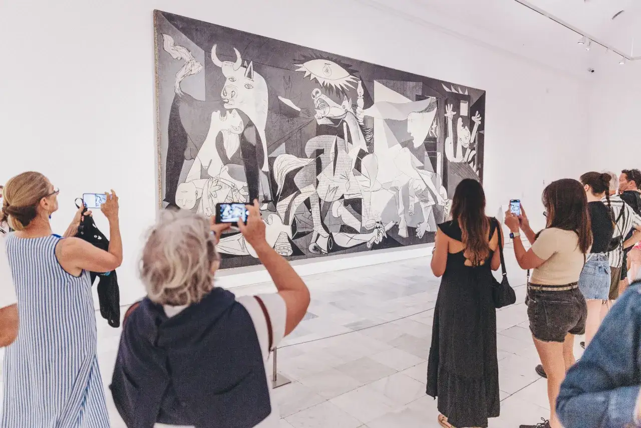 Besucher im Guernica Picasso Museum halten das ikonische Gem&auml;lde auf ihren Handys fest.