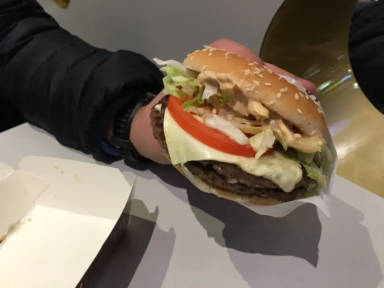 McRoyal z podwójną wołowiną, serem, pomidorem i sałatą. Sprawdzam mcroyal cena.