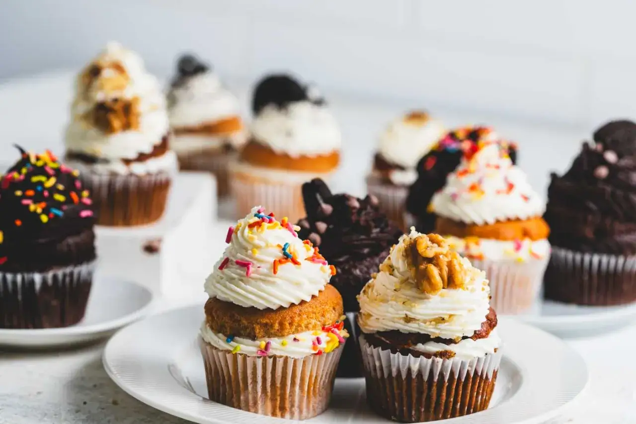 En samling l&auml;ckra cupcakes med olika frosting, str&ouml;ssel och n&ouml;tter. Perfekt f&ouml;r inspiration till ditt n&auml;sta frosting recept.