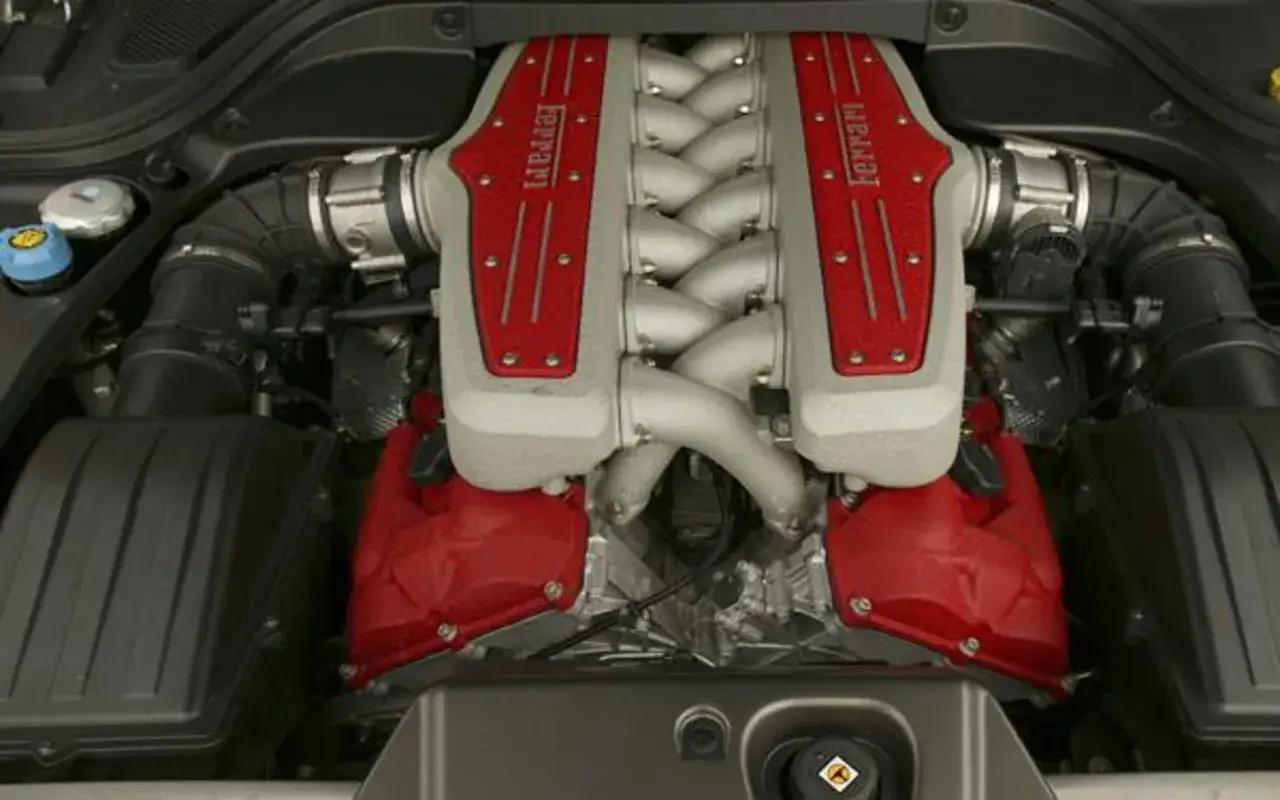 Potężny silnik V12 Ferrari 599 z czerwonymi osłonami i napisem 
