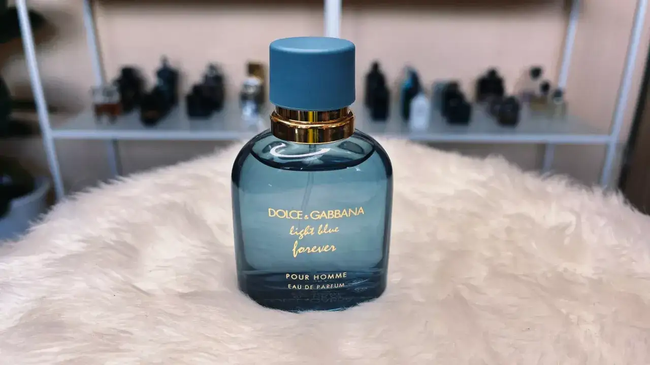 Flakon perfum Dolce & Gabbana Light Blue Forever Pour Homme na białym, puszystym tle.