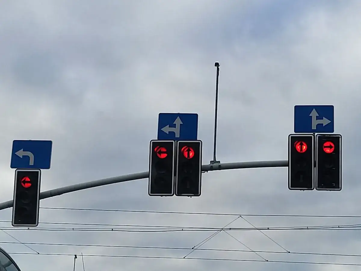 Sygnalizacja świetlna z czerwonymi strzałkami w lewo i prawo. Bezpieczny bezkolizyjny skręt w lewo jest możliwy, gdy świeci się zielona strzałka.