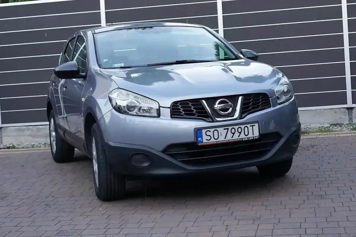 Szary Nissan Qashqai 1.6 benzyna, idealny do miasta i na trasy. Sprawdź jego niskie spalanie!