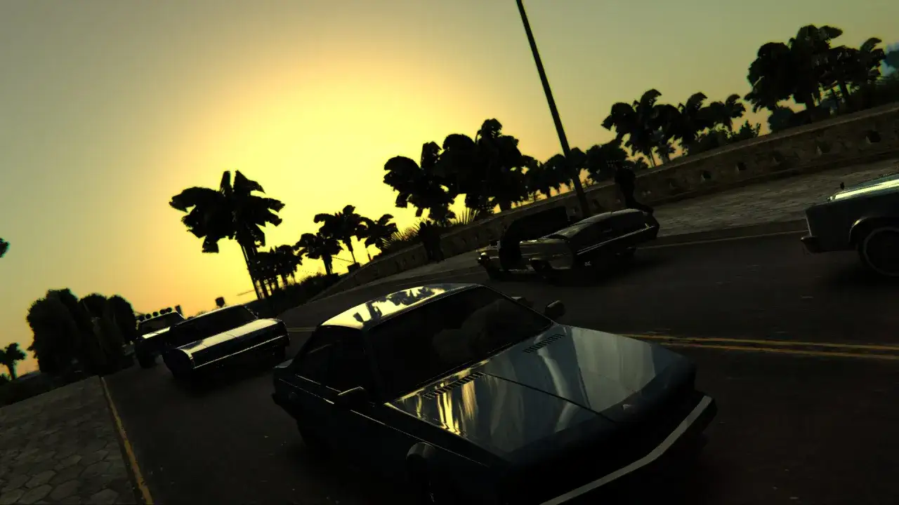 Zachód słońca w Los Santos, gdzie modyfikacje do GTA San Andreas ożywiły ulice. Klasyczne samochody w konwoju.