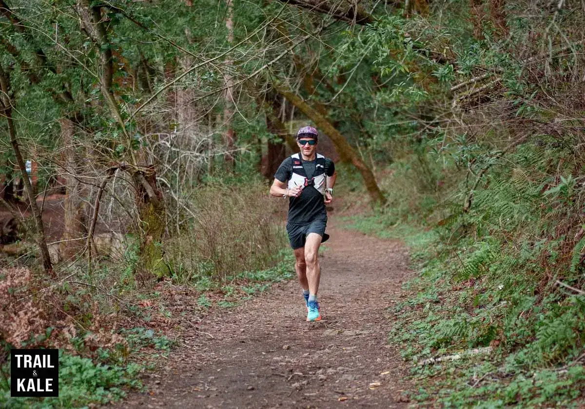 L&auml;ufer im Wald auf einem Pfad, der extensives Intervalltraining absolviert.