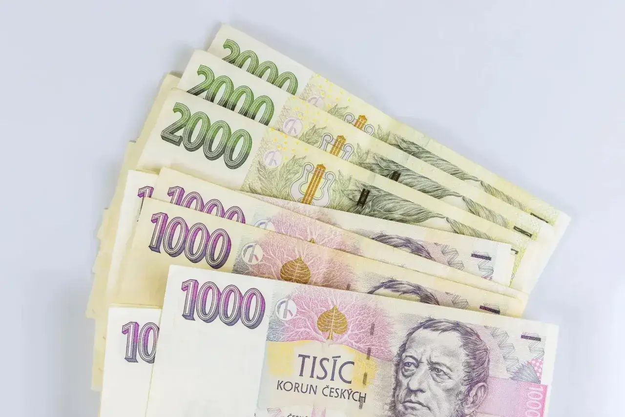 Kupujesz w Czechach? Zobacz, jaka waluta w Czechach jest używana: banknoty 1000 i 2000 koron czeskich.