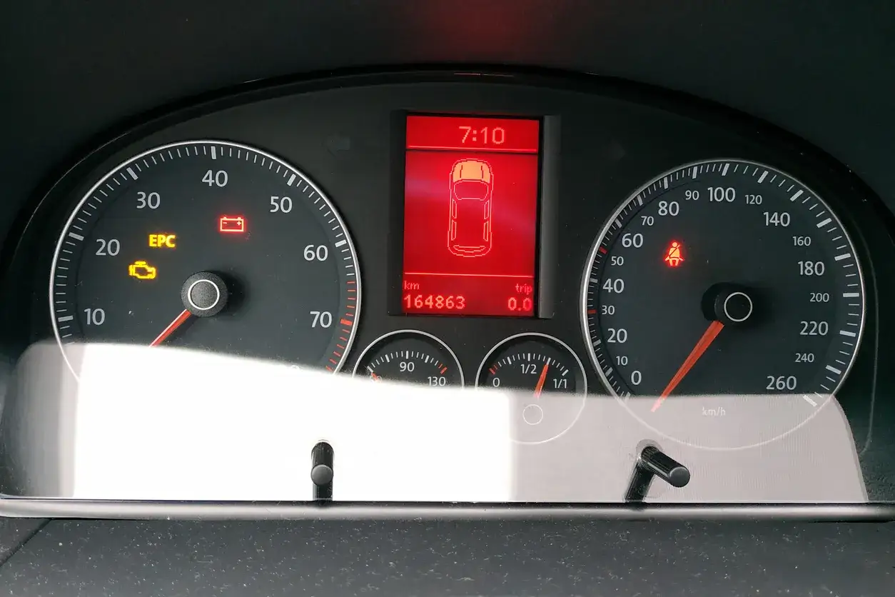 Voyant EPC allumé sur le tableau de bord, avec le témoin de batterie et le voyant moteur. L'heure est 7:10.